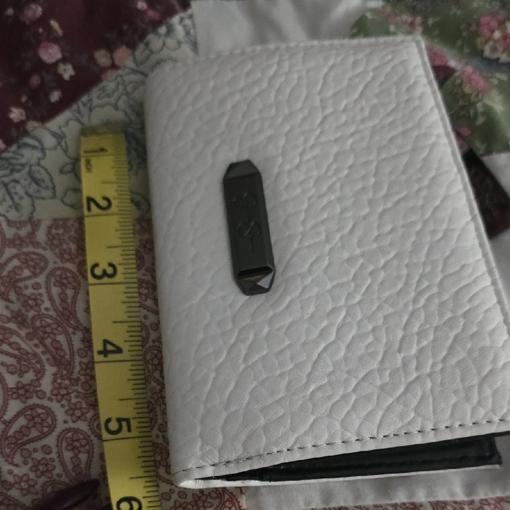 Jessica Simpson Textured White Wallet - Picture 4 of 4